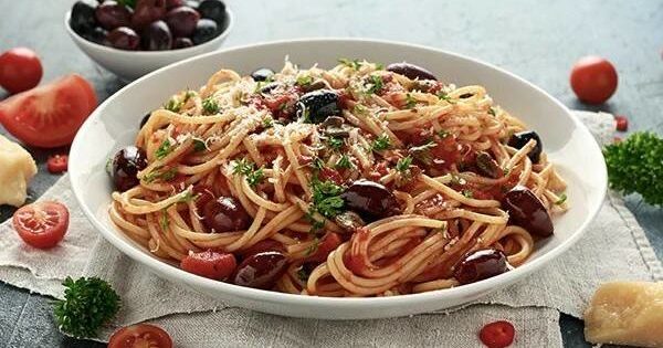 Спагетти с чесноком, оливками, каперсами, помидорами и анчоусами