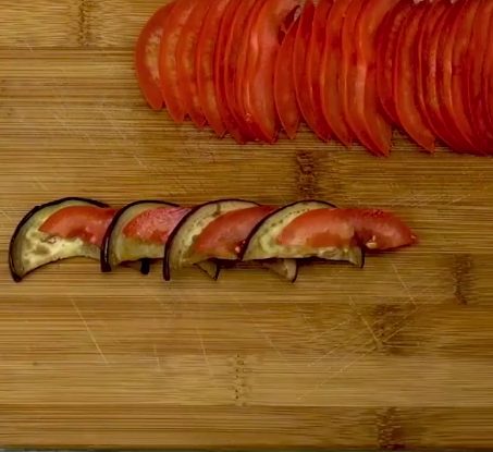 "Цветки" из баклажанов и томатов: простая и яркая закуска